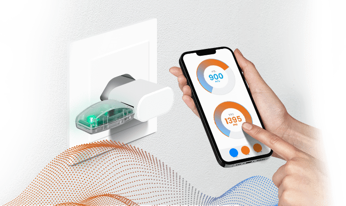 Um sensor ambiental conectado a uma tomada de parede com alguém controlando o sensor usando um smartphone.