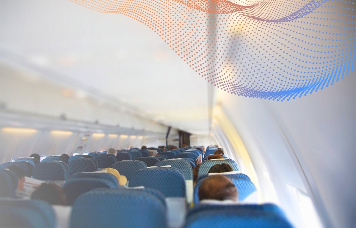 Pessoas sentadas dentro de um avião.